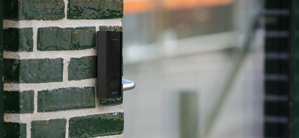 Instalare simplă pentru controlul accesului cu Axis