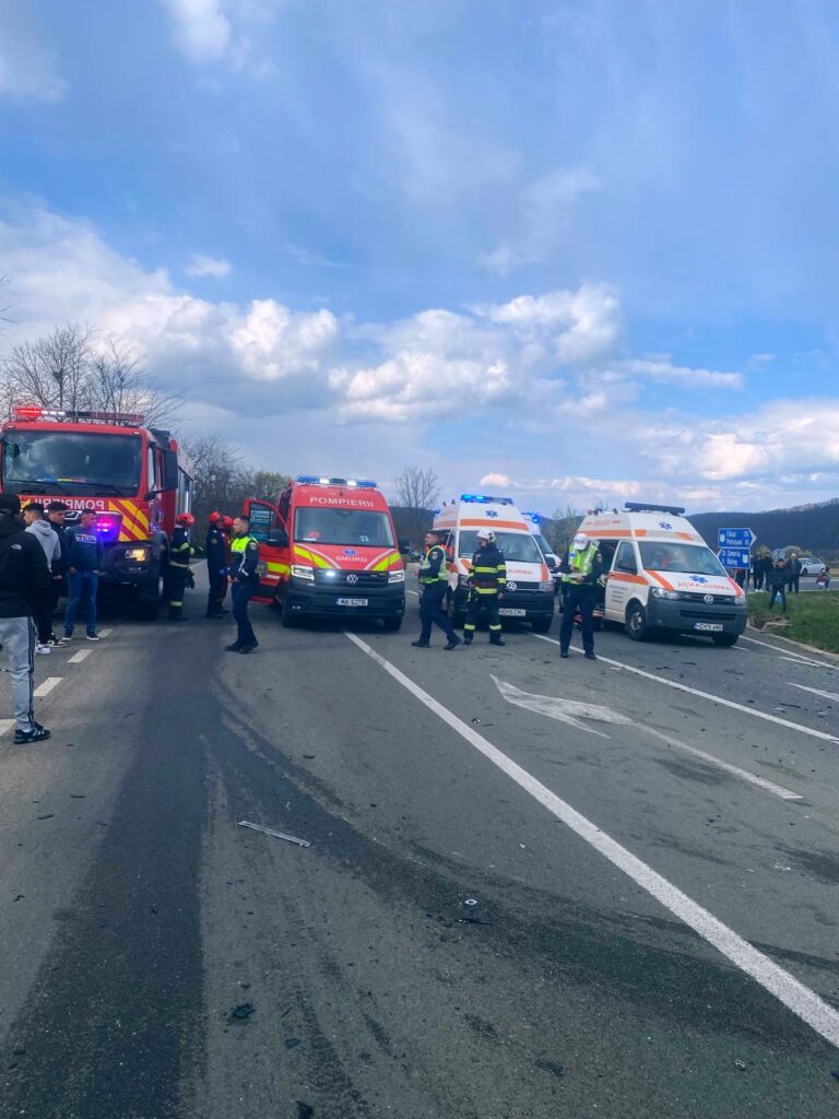 Un bărbat a murit și patru tineri au fost răniți într-un accident produs în Hunedoara