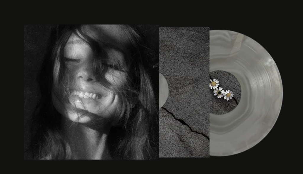 Ariana Grande anunță lansarea în iulie a celui de-al optulea său album de studio, intitulat „Petal”