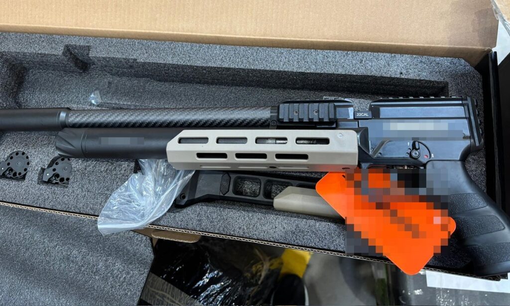 Arme cu aer comprimat găsite într-un colet trimis din Olanda pe Aeroportul Otopeni