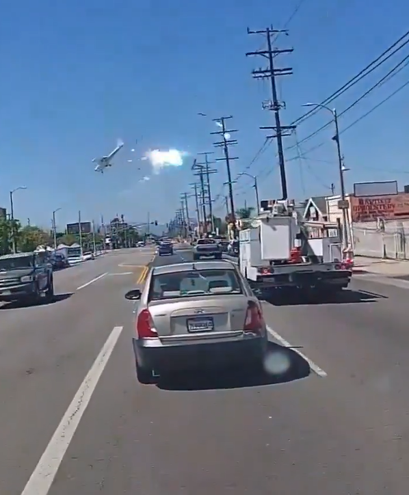 O cameră de bord a înregistrat momentul în care un avion lovește firele electrice și se prăbușește în parcarea unui magazin