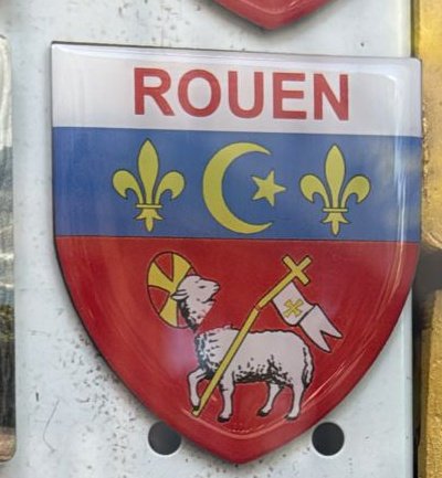 Franța: un blazon islamizat, cu un miel decapitat și o cruce ruptă, pus în vânzare ca suvenir