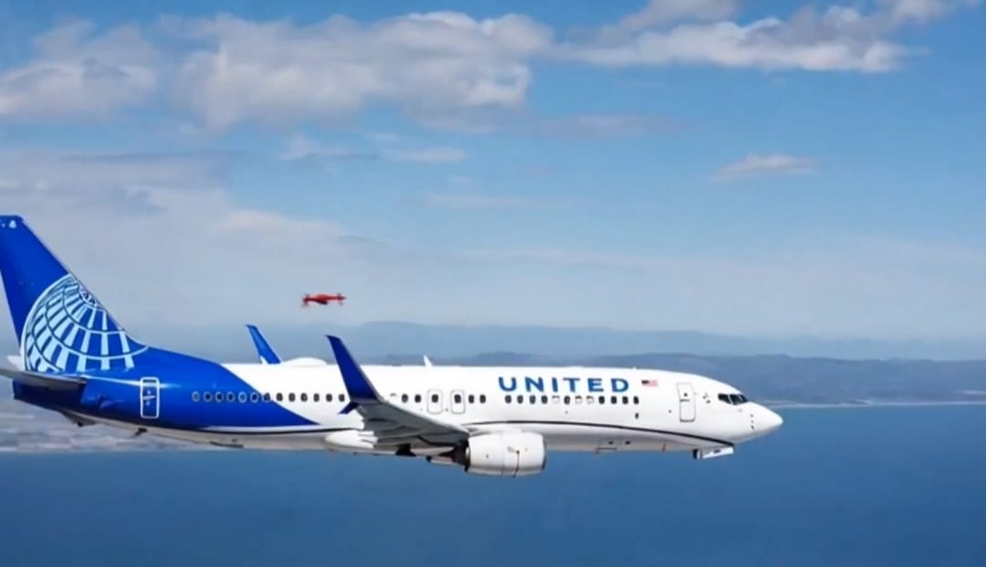 Poza pentru articolul „Roșie și strălucitoare”: pilotul unui avion de pasageri spune că ar fi lovit o dronă în aer
