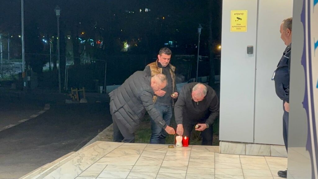 Se aprind candele în fața Spitalului Universitar de Urgență din București
