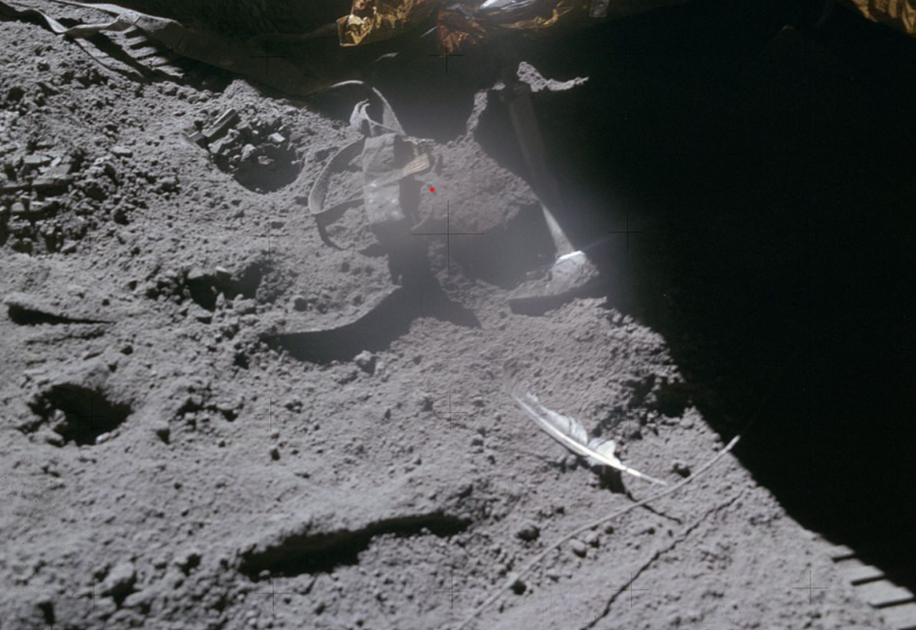 O pană de șoim pe Lună? Explicația fotografiei curioase publicată de NASA