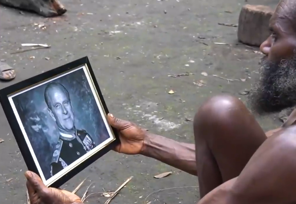 Cum a ajuns un trib care trăiește pe o insulă izolată să creadă că prințul Philip era un zeu