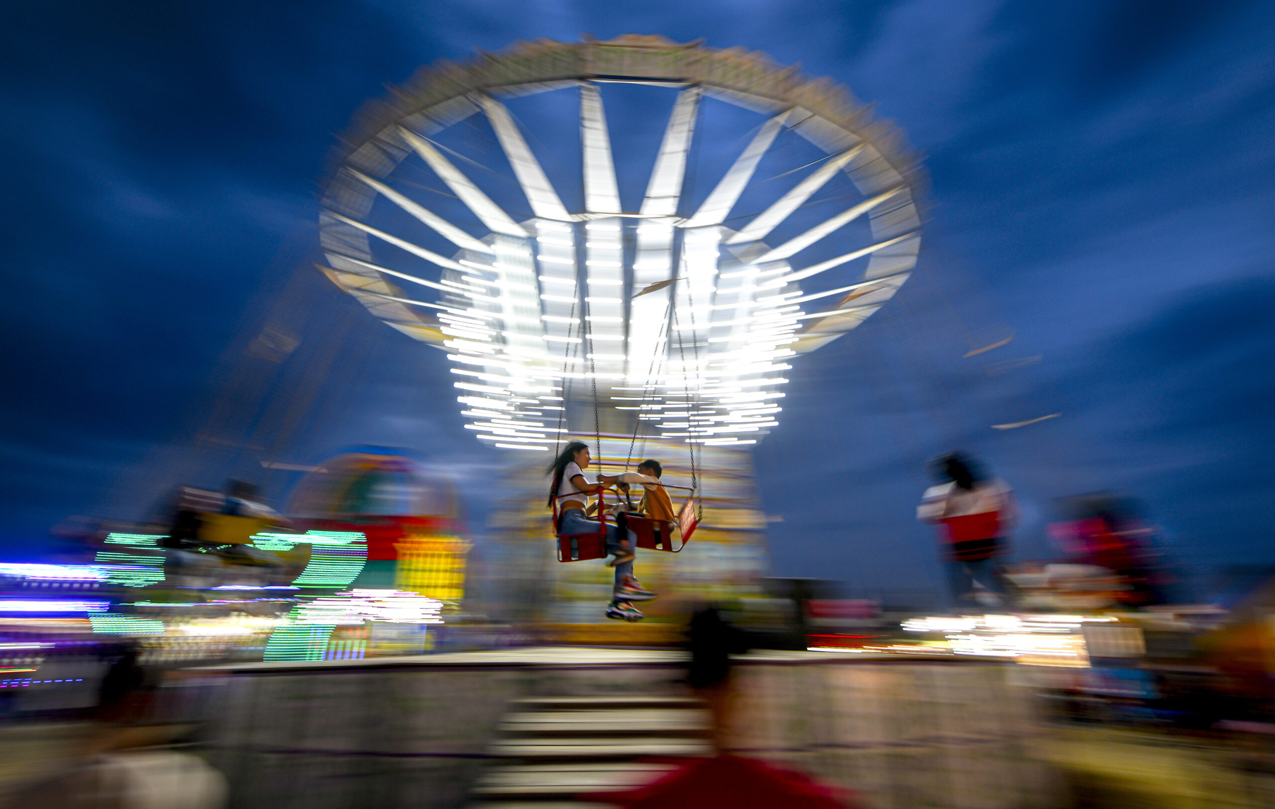 Poza pentru articolul Tineri, blocați timp de 40 de minute într-un carusel. Au fost coborâți de pompieri