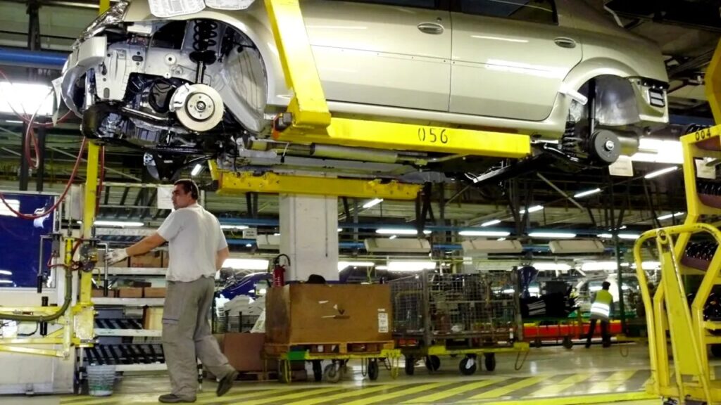 Presa maghiară: Dacia, situație extrem de gravă: România nu mai poate produce noile modele de mașini, mii de oameni riscă să rămână fără loc de muncă