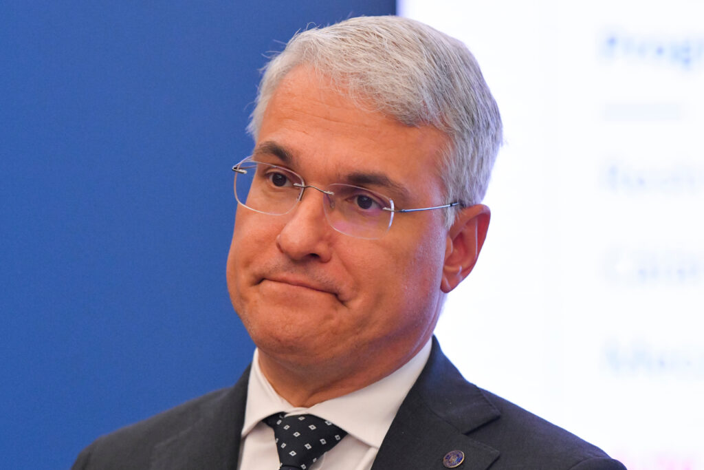 Categoriile profesionale la care nu se aplică interdicția cumulului pensie-salariu / Dragoș Pîslaru: „Vizăm corectarea unei anomalii”