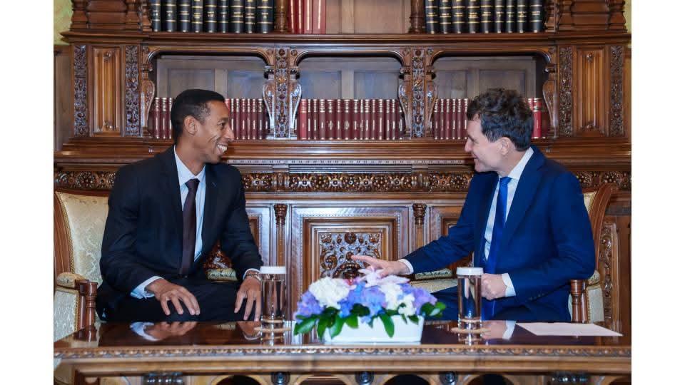 EXCLUSIV. „La masă se așază pentru a construi, nu pentru ură” – Ambasadorul Cubei în România, Alexander Valentín Rodríguez Salazar, explică ce nu înțeleg europenii despre Cuba – Interviu Ping Pong: