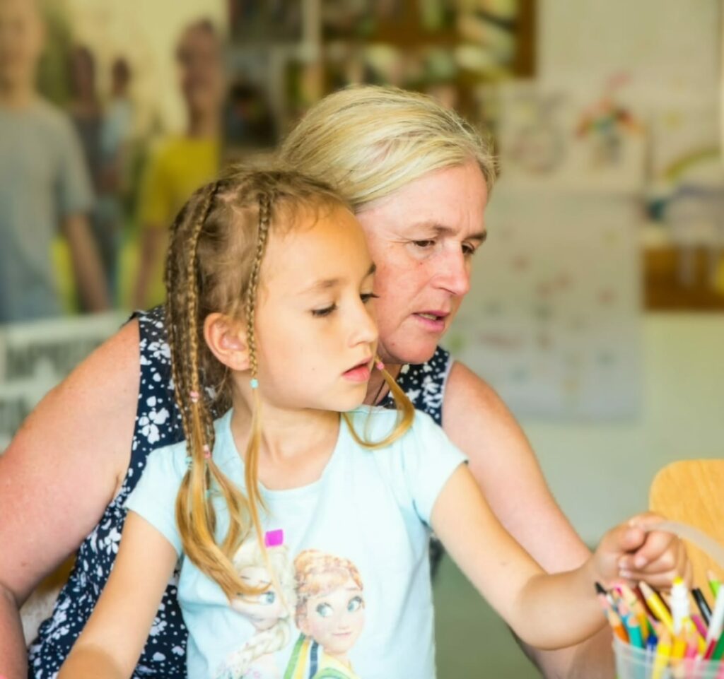 Paște fără părinți. Jumătate dintre românii care lucrează în străinătate nu vin acasă, la copii, de sărbători