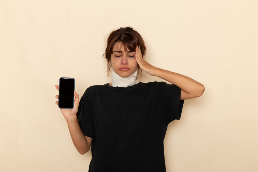 Relaxarea pe telefon, o iluzie confirmată de neurologie. Ce face telefonul cu creierul tău