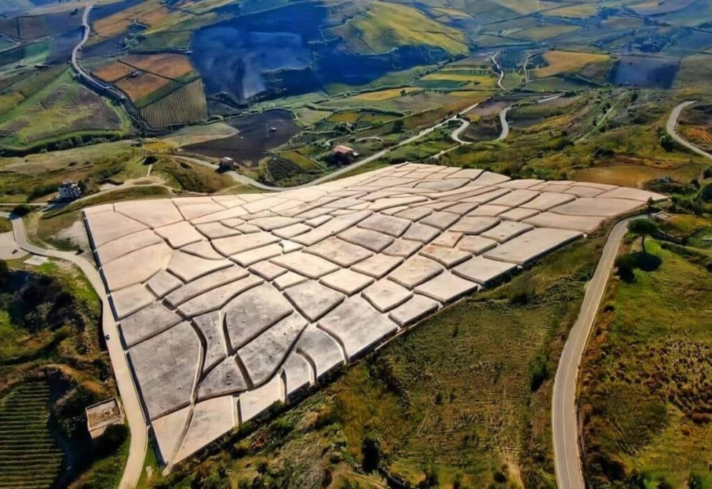 Orașul acoperit cu beton: „Pompeii-ul modern” din Italia care a devenit capitală a artei contemporane