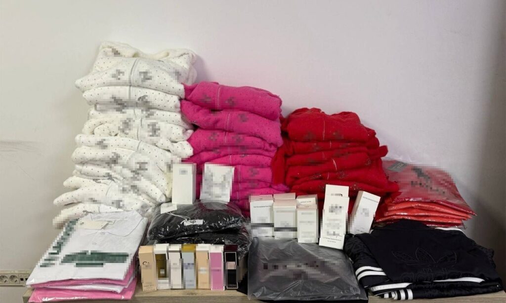 Haine și parfumuri de contrabandă de 150.000 de lei, aduse din Turcia, găsite la Constanța