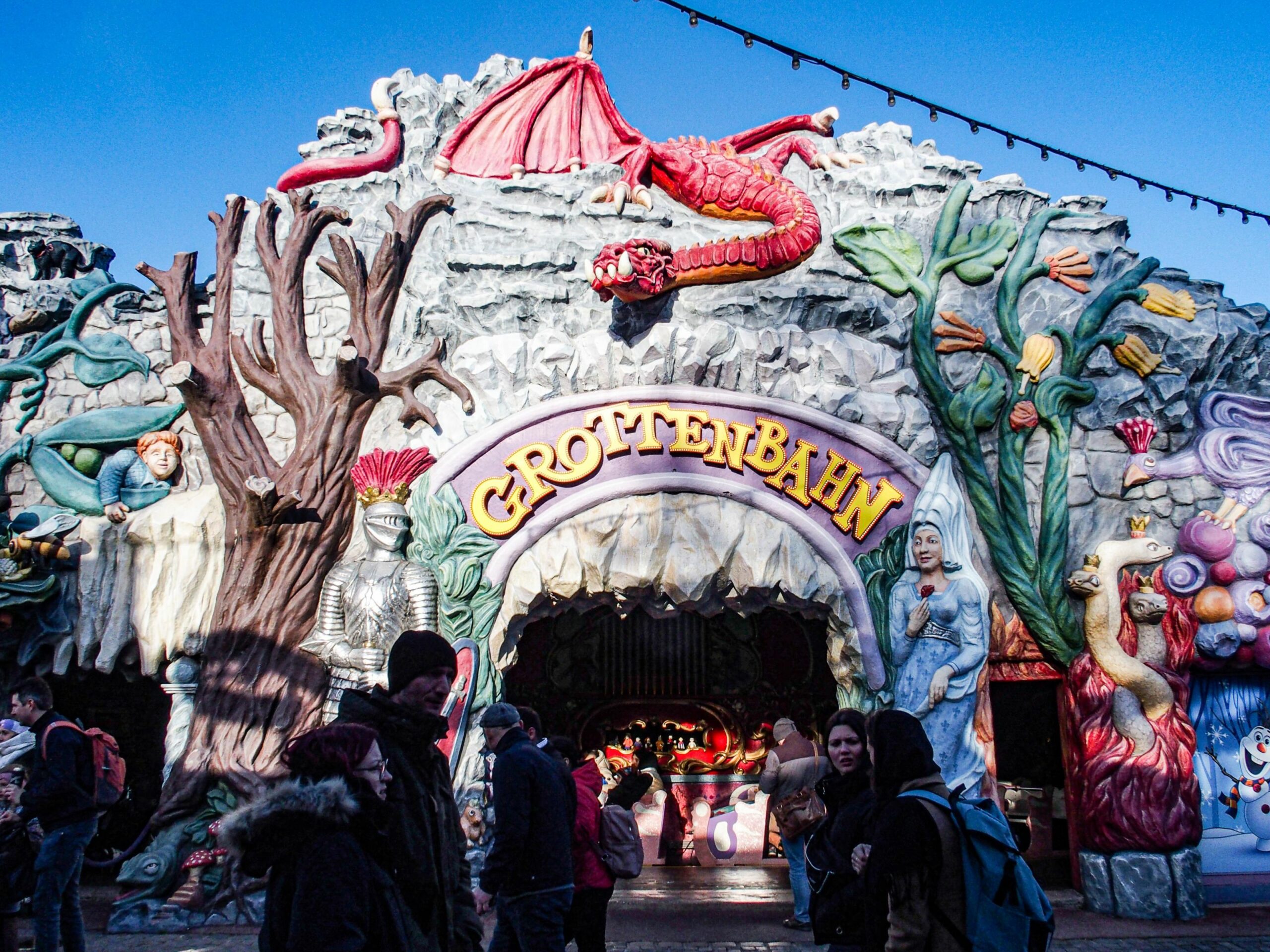 Cinci răniți după deraierea unui rollercoaster din Viena