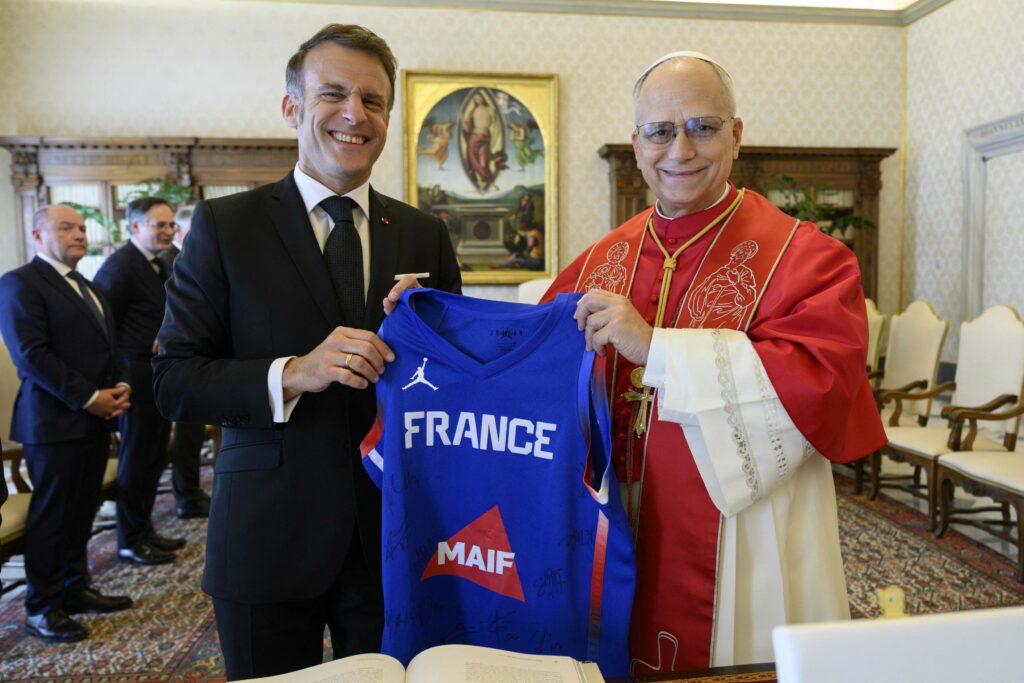 Macron și Papa Leon al XIV-lea s-au întâlnit pentru prima dată. Liderul francez i-a oferit un tricou de baschet