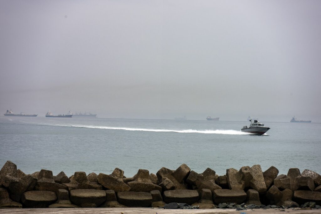 Mesaj sfidător din partea Iranului, în timp ce navele care încearcă să traverseze Ormuz raportează focuri de armă