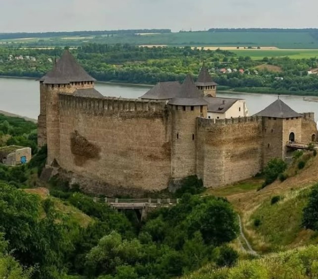 O parte din zidul unei cetăți care a aparținut lui Ștefan cel Mare s-a prăbușit