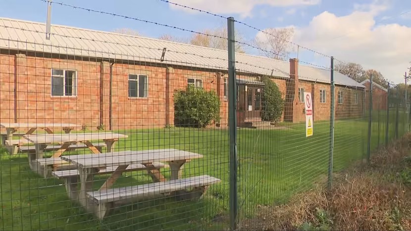 Guvernul britanic mută 10.000 de migranți din hoteluri în comunități