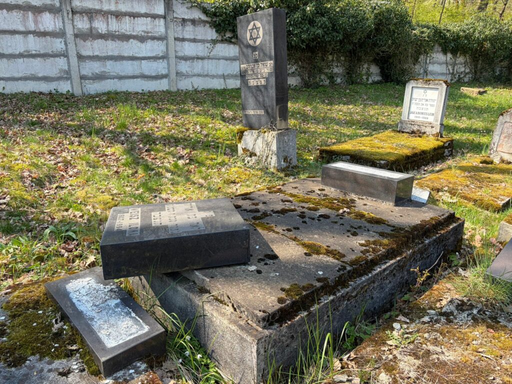 Monumente funerare răsturnate în cimitirul evreiesc din Reghin. Poliția a deschis dosar penal