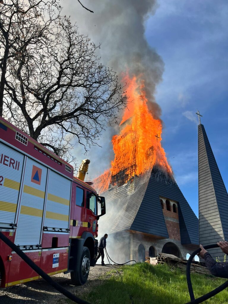 O biserică a luat foc în Maramureș