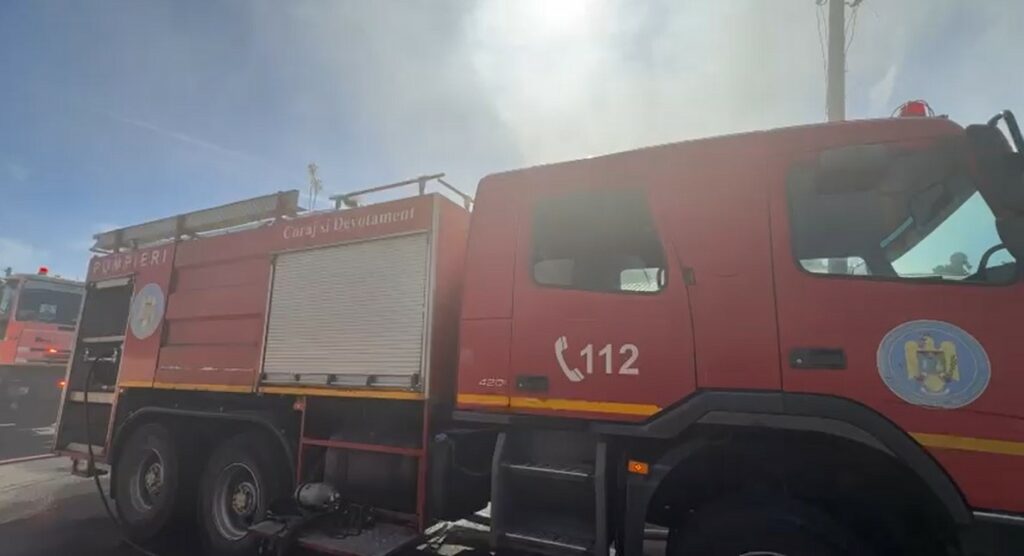 Incendiu cu flacără violentă și degajări de fum în Sectorul 5. Ard acoperișurile a două locuințe