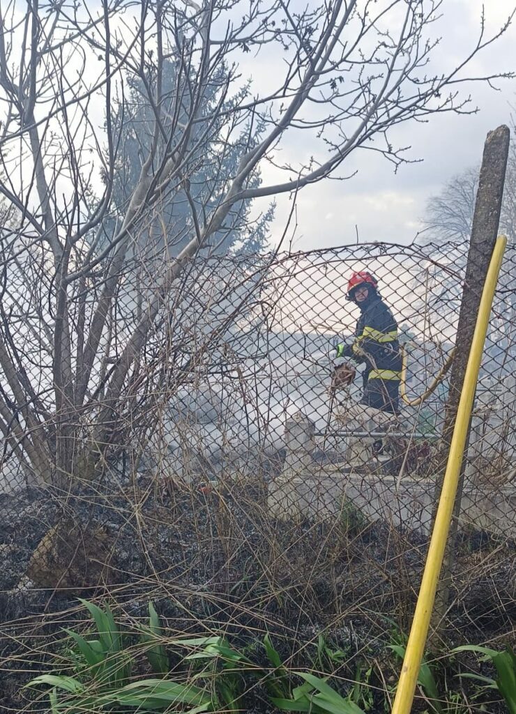 Incendiu într-un cimitir din Botoșani pornit de la o lumânare