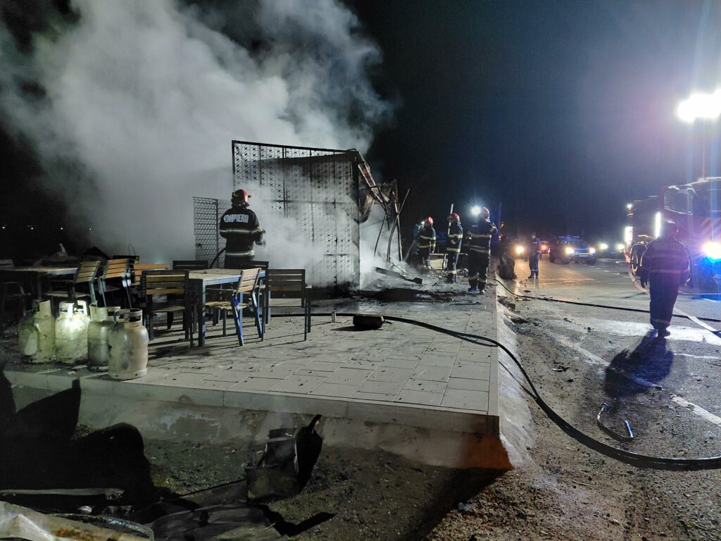 Incendiu la un fast-food din județul Cluj, în miez de noapte
