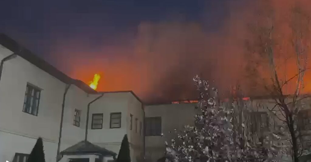 Foc puternic la Mănăstirea Bistrița. 10 autospeciale intervin pentru a salva chiliile de la flăcări