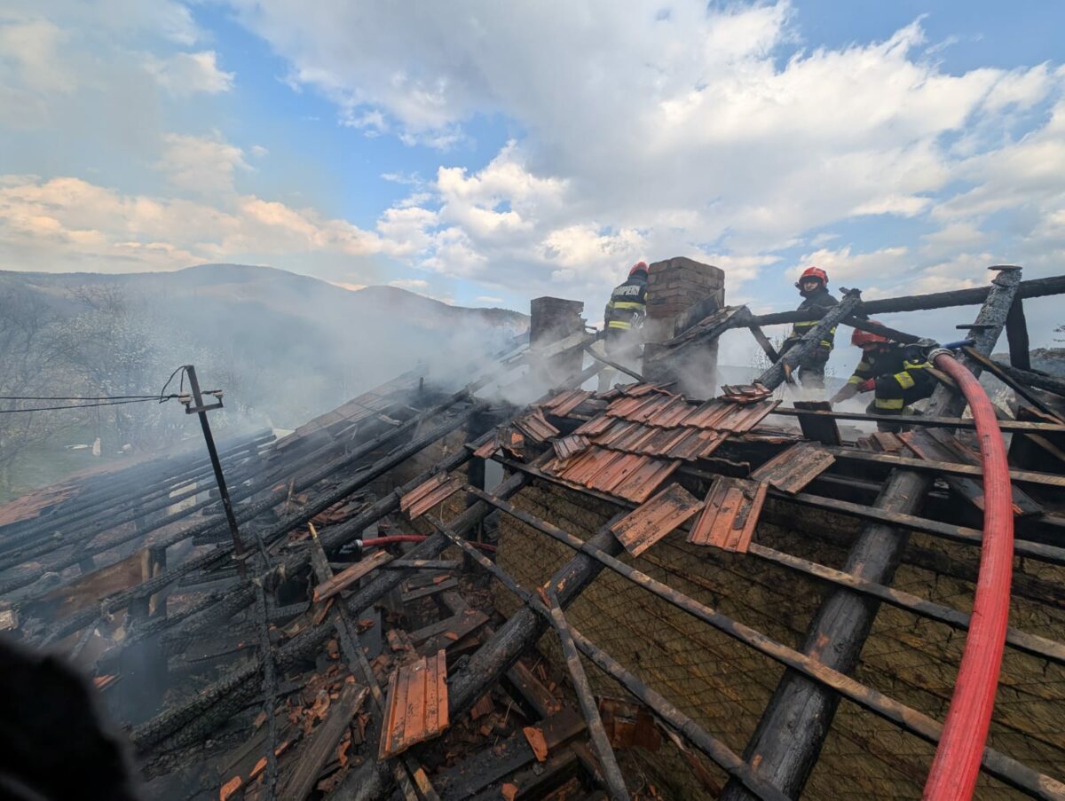 Poza pentru articolul Incendiu la o locuință din Nehoiu. Proprietarul, scos din stop cardio-respirator de pompieri