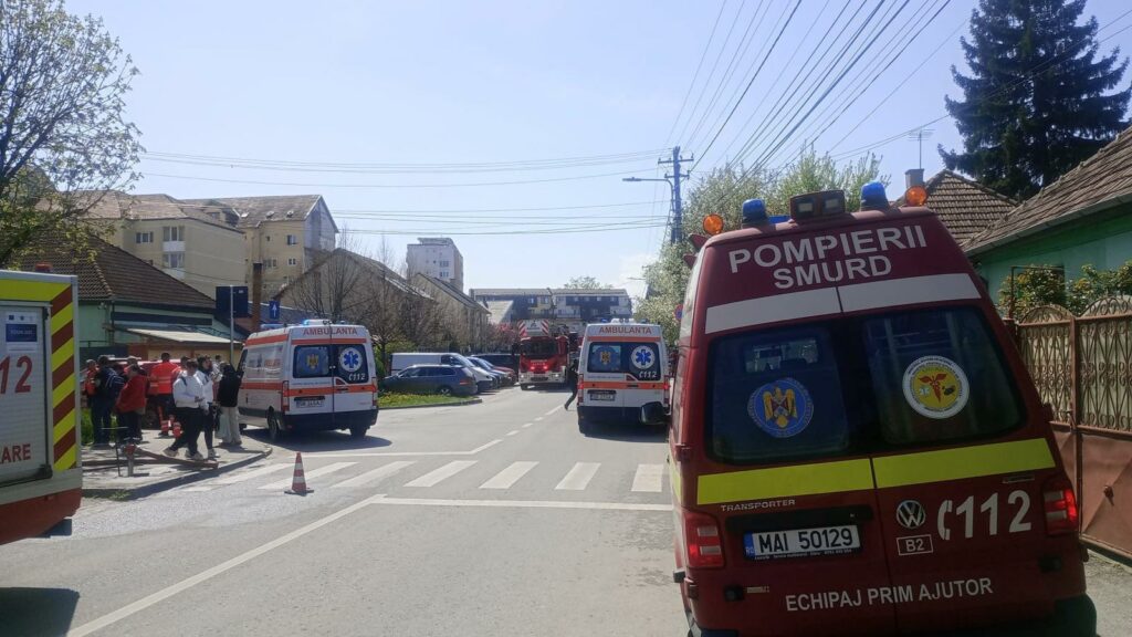 Șofer de camion, salvat după ce s-a răsturnat cu încărcătura de piatră peste el