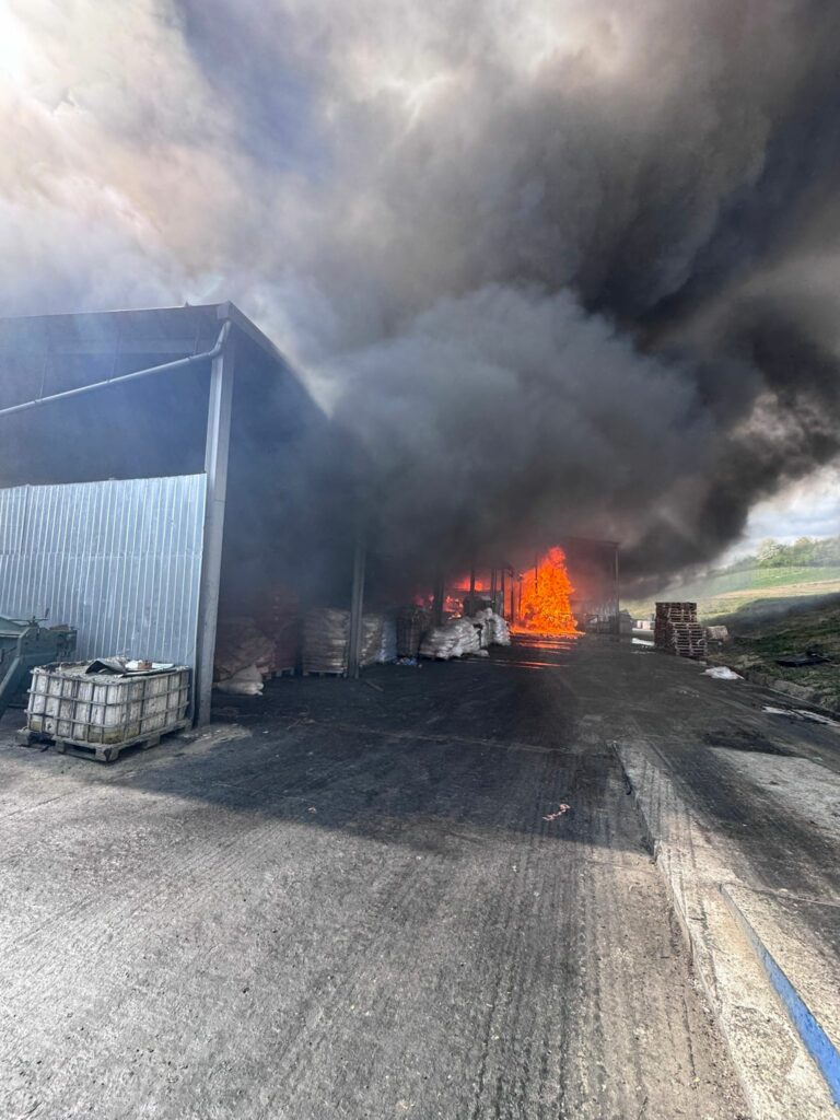 Incendiu cu degajări mari de fum la o hală din județul Sălaj. A fost emis mesaj Ro-Alert