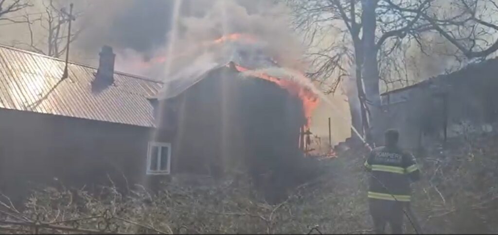 Incendiu puternic într-un sat din Vrancea. Flăcările s-au extins la 32 de case