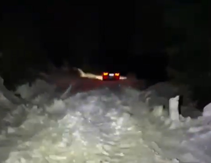 Un bărbat și fiul său au rămas blocați cu mașina în zăpadă pe munte în noaptea de Înviere