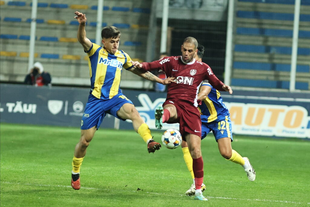 CFR Cluj anunță despărțirea de atacantul algerian Islam Slimani