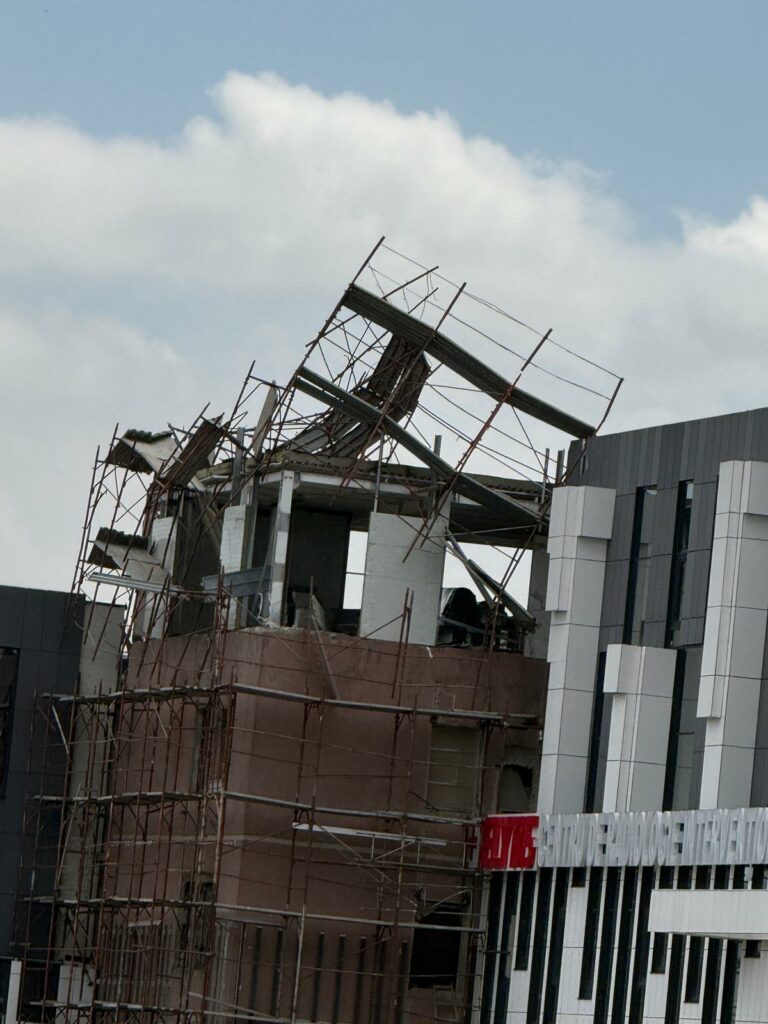 Vântul face ravagii în Moldova. Doi oameni au fost loviți de copaci și elemente de acoperiș