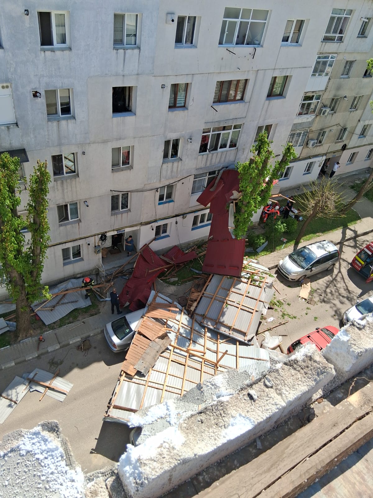 Vântul face ravagii în Moldova. Un bărbat a murit în Huși după ce a fost surprins de un acoperiș smuls de vânt