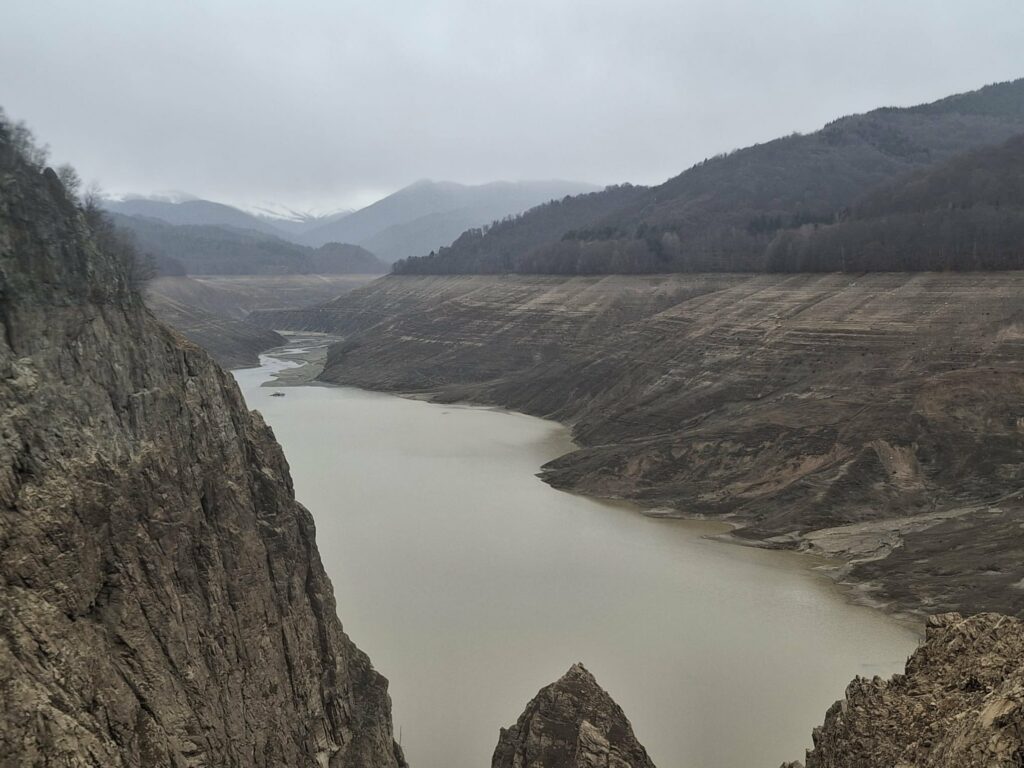 A început reumplerea lacului de acumulare Vidraru. Bogdan Ivan anunță când se va încheia procesul