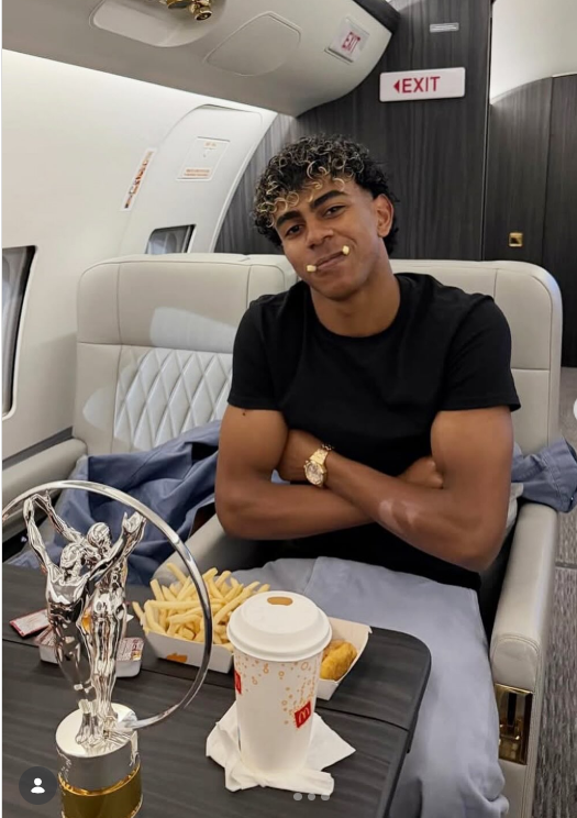 Yamal sărbătorește premiul „Tânărul Sportiv al Anului” cu burger și cartofi prăjiți într-un avion privat