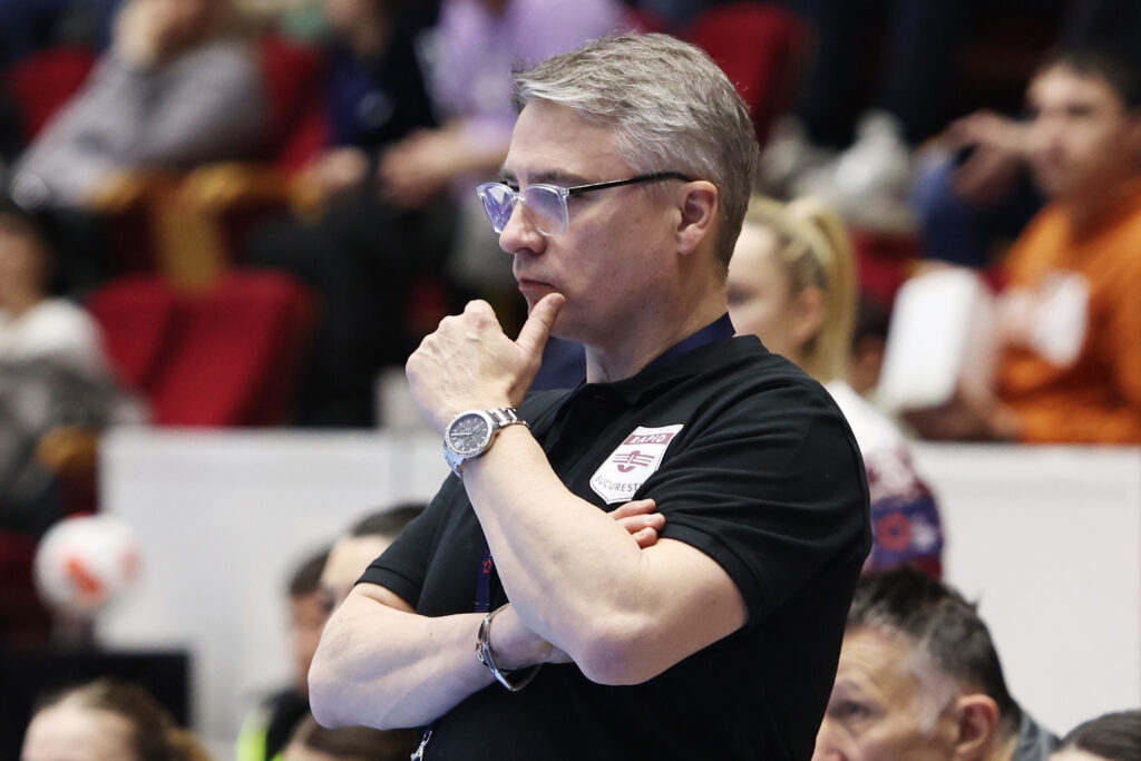 Rapid București anunță despărțirea de antrenorul echipei feminine de handbal, Laurent Bezeau