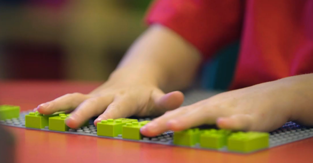 Cum a reușit un nevăzător să ajută alte persoane cu deficiențe de vedere să construiască Lego