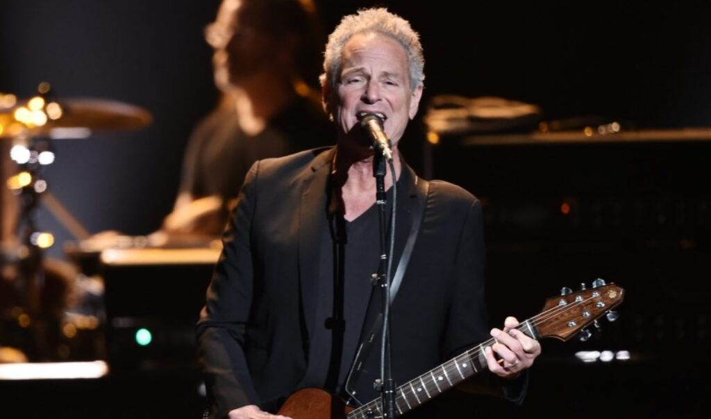 Lindsey Buckingham, chitaristul trupei Fleetwood Mac, atacat de o femeie cu o substanță necunoscută