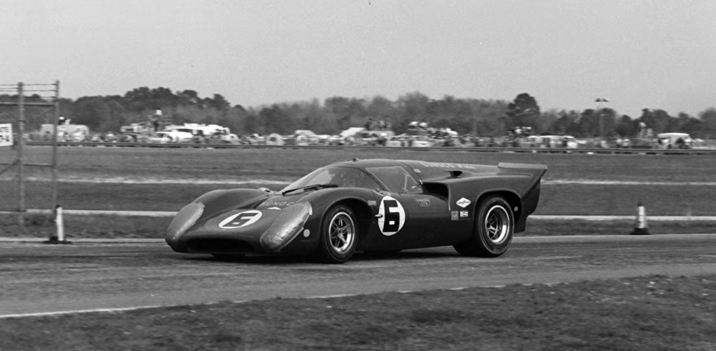 Cum arată Lola T70S, mașina super-sport non electrică, inspirată din anii ’60, din care se vor fabrica doar 16 exemplare