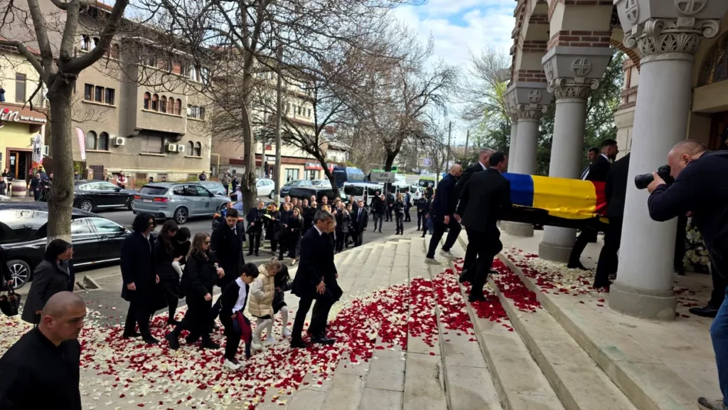 Mesajul familiei Lucescu după funeraliile marelui antrenor. „Am simțit ceva ce nu credeam posibil în mijlocul unei asemenea dureri”. Cui sunt transmise mulțumiri