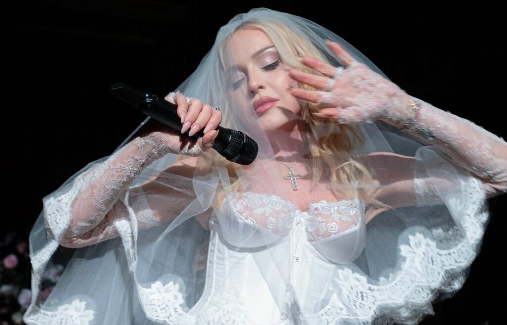 Madonna revine pe ecrane după două decenii, într-un serial inspirat chiar de eșecul filmului său biografic