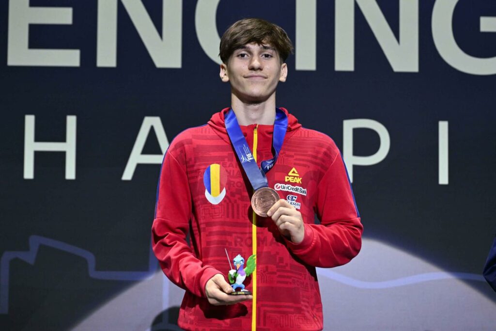 Medalie de bronz pentru Matei Radu la sabie masculin, la Campionatul Mondial de Scrimă pentru cadeți