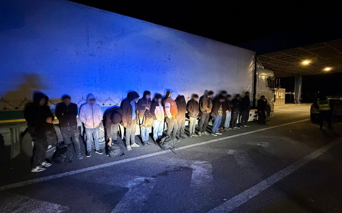 16 migranți ilegali, descoperiți la Vama Nădlac