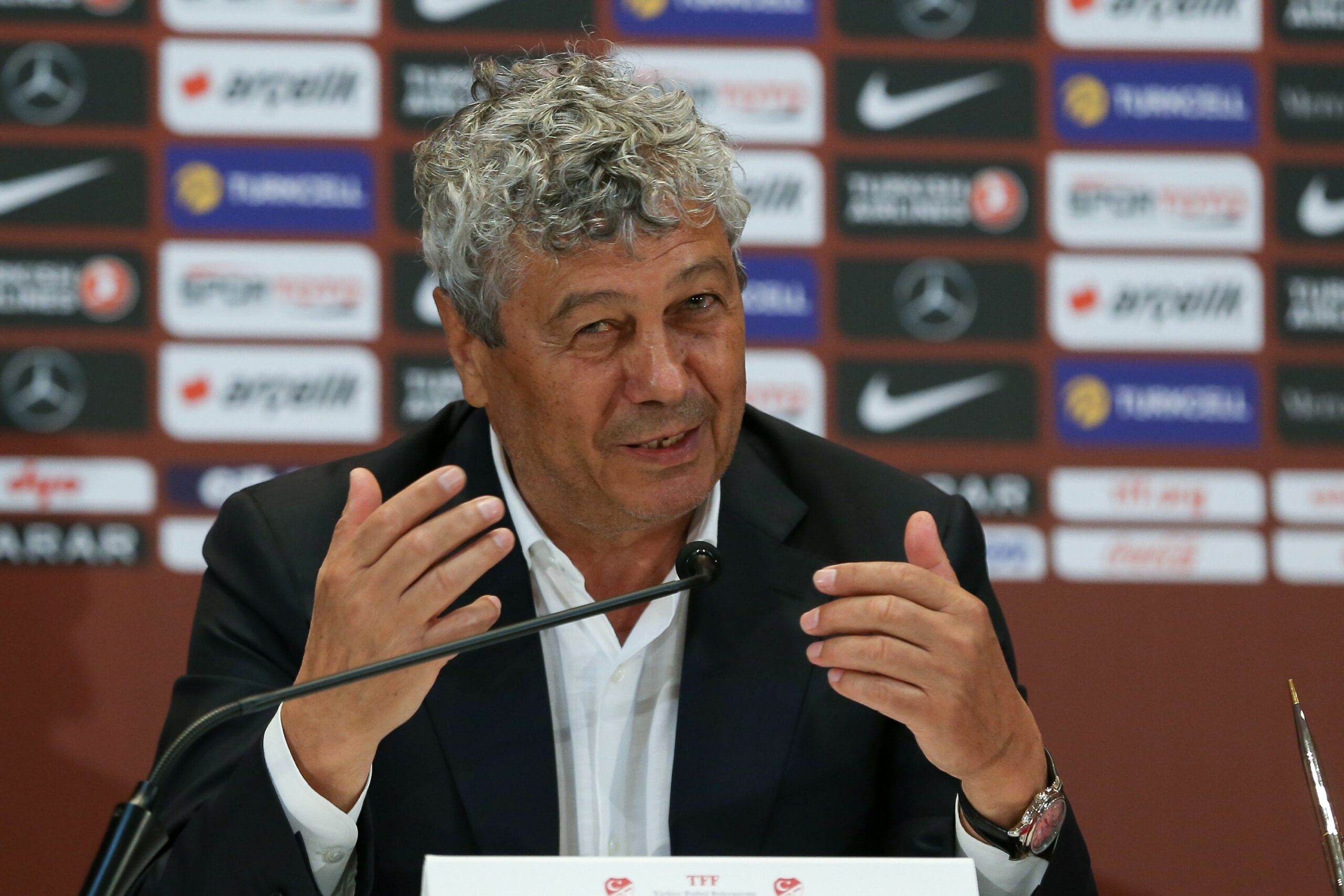 Poza pentru articolul LIVE TEXT: Sicriul cu trupul lui Mircea Lucescu a ajuns la Arena Națională. Gică Hagi a ajuns la catafalc