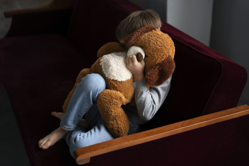 Psihologia spune că adulții crescuți fără afecțiune dezvoltă aceste patru tipare. Specialiștii le recunosc imediat