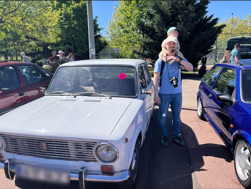 „Retroparada Primăverii 2026” a ajuns și la București: expoziții de mașini de epocă în mai multe orașe din țară